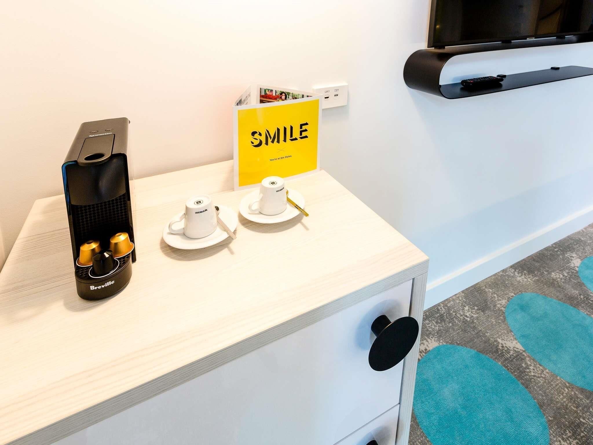 Minibar, caja de seguridad en la habitación y escritorio 