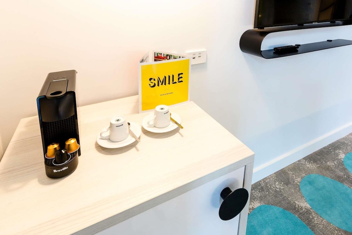 Minibar, caja de seguridad en la habitación y escritorio