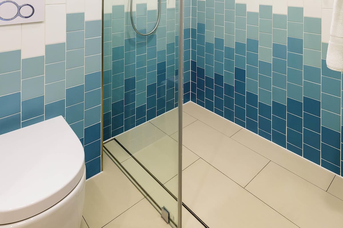 ميني بار وخزنة داخل الغرفة ومكتب وستائر تعتيم