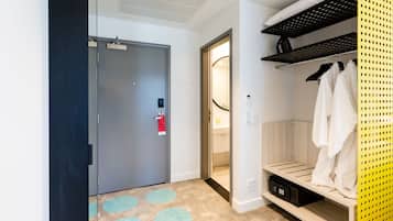 Minibar, värdeförvaringsskåp på rummet och skrivbord