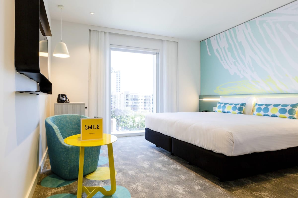 Standard Room, 1 King Bed | Minibar, in-room safe, desk, blackout drapes