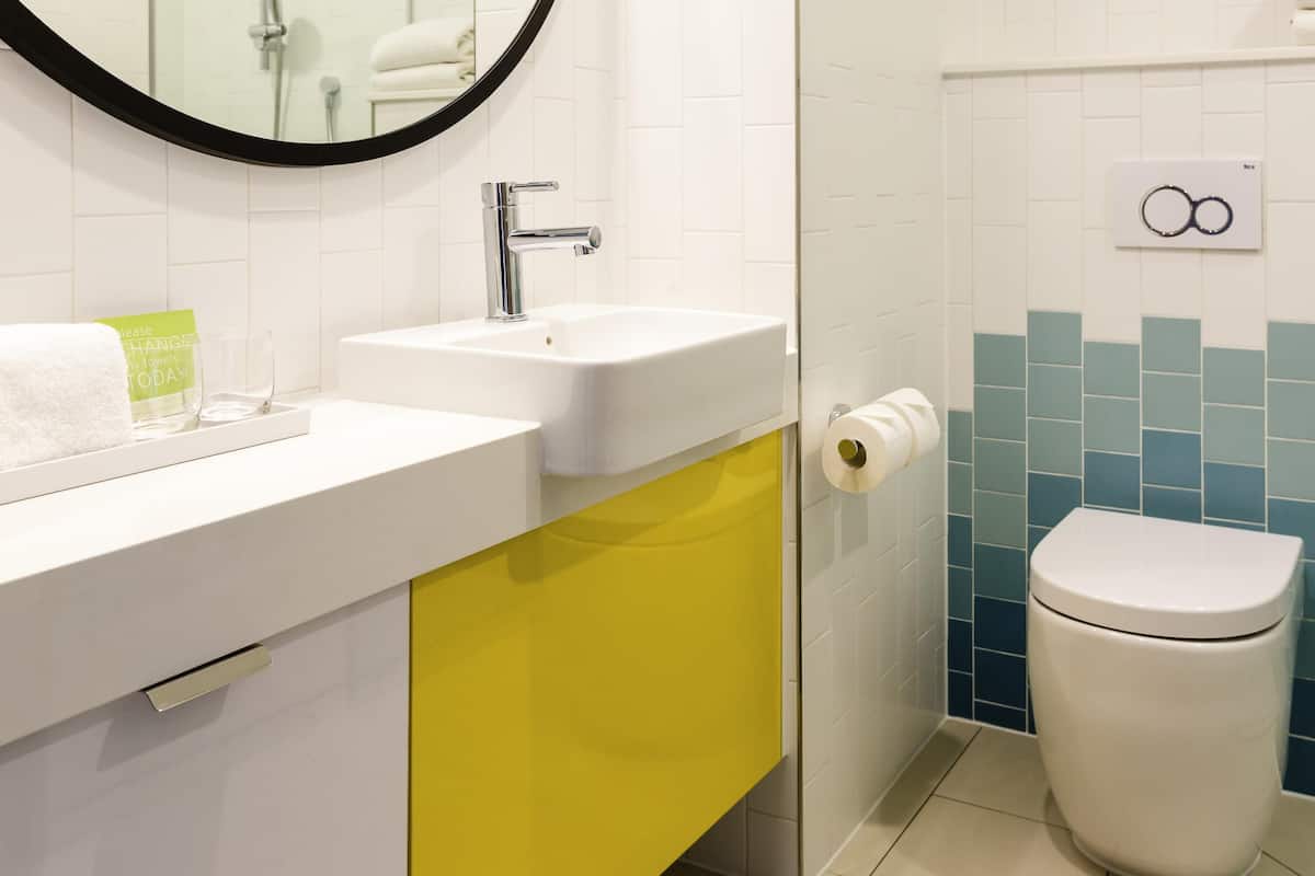 Minibar, värdeförvaringsskåp på rummet och skrivbord