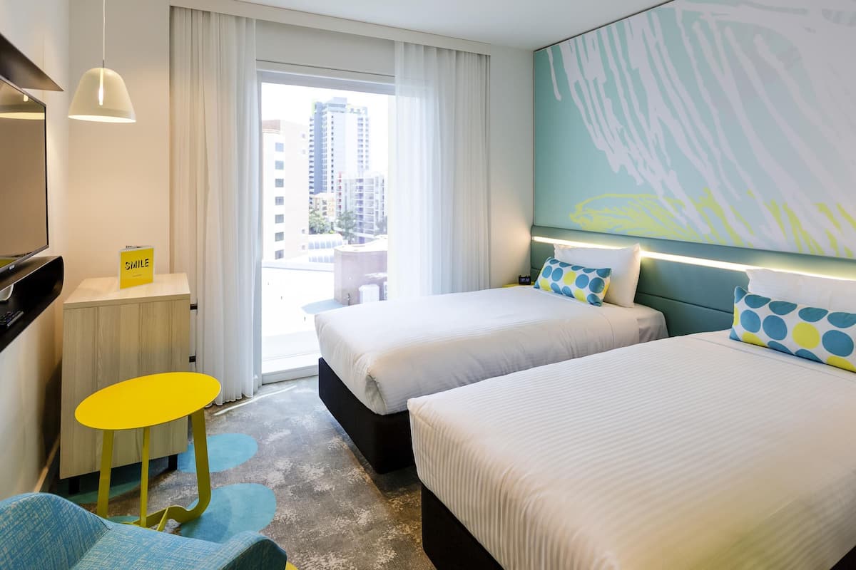 Minibar, caja fuerte, escritorio y cortinas opacas