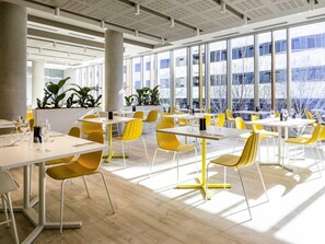 朝食、ランチ、ディナーに営業