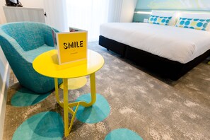 Rom – standard, 1 kingsize-seng | Minibar, safe på rommet, skrivebord og blendingsgardiner