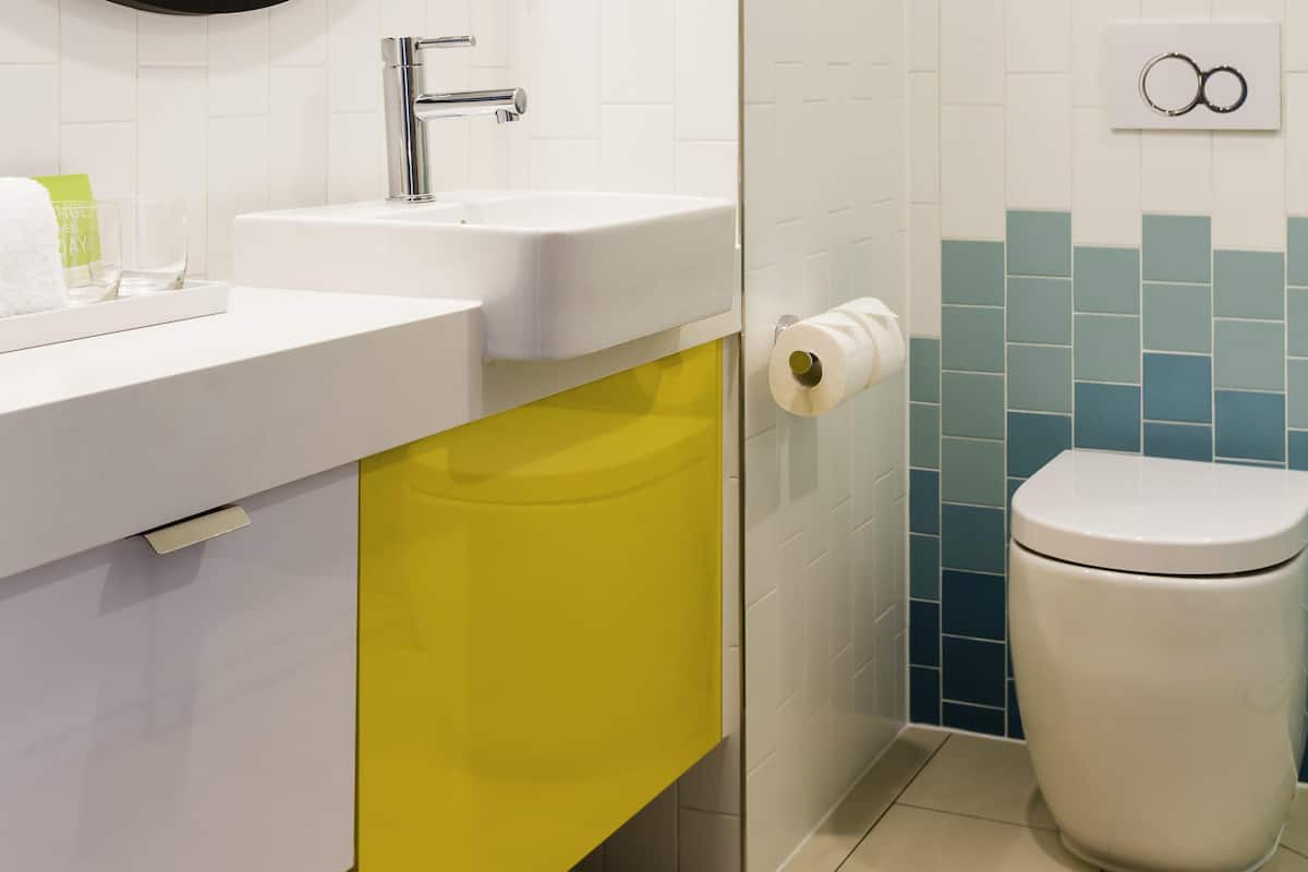 Deluxe Room, 1 King Bed, River View | Minibar, in-room safe, desk, blackout drapes