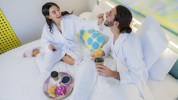 Standard Room, 1 King Bed | Minibar, in-room safe, desk, blackout curtains