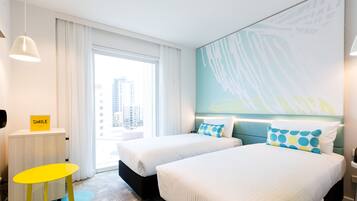 Minibar, värdeförvaringsskåp på rummet och skrivbord