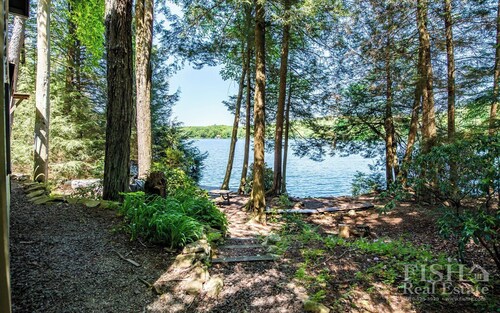 Lakefront wooden "Heritage House Cottage" in Lake Mokoma