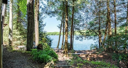 Lakefront wooden "Heritage House Cottage" in Lake Mokoma