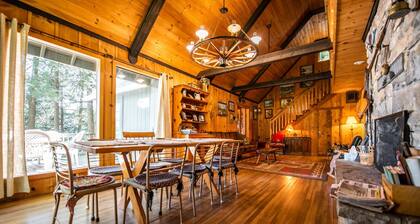 Lakefront wooden "Heritage House Cottage" in Lake Mokoma