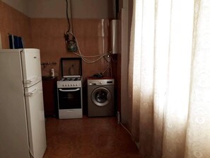 Fridge, oven, paper towels - Apartments For Family in Centre of Tbilisi (Dzveli Tbilisi)