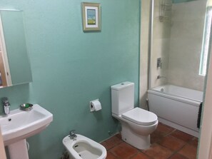 Ensemble douche/baignoire, bidet, serviettes fournies, papier toilette