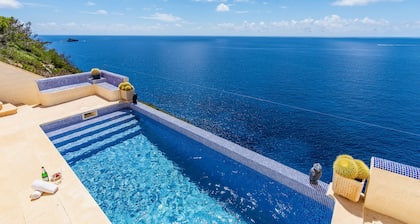 Haus mit herrlichem Blick auf das Meer, Front mit Pool und mehreren Terrassen