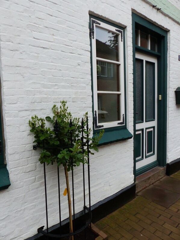Exterior detail - Old grocer from 1732 (Friedrichstadt)