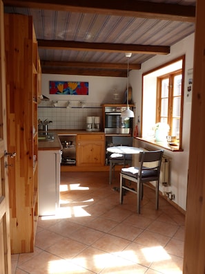Frigorífico, horno, placa de cocina y lavavajillas