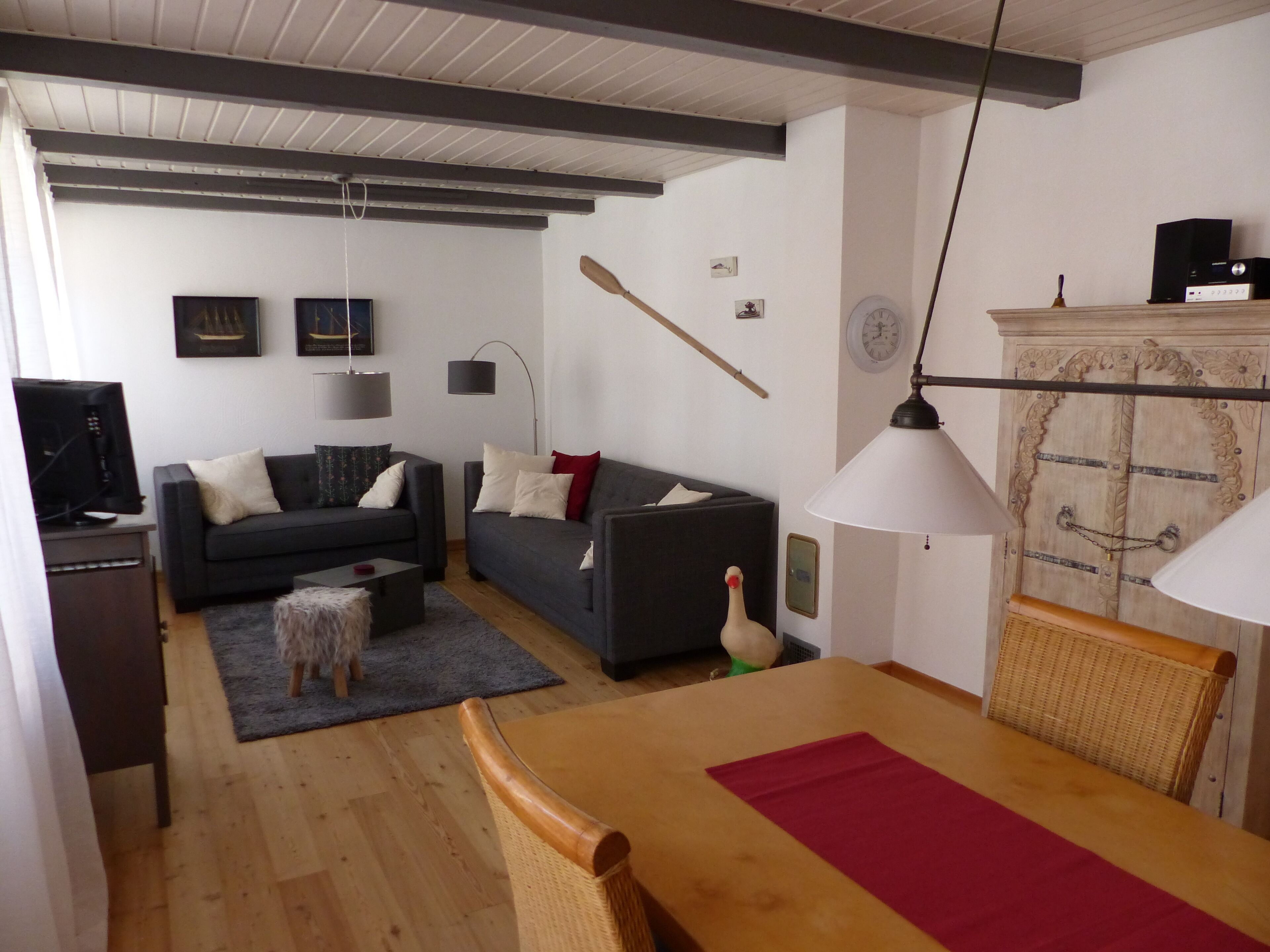 Fernseher, DVD-Player, Bücher, Stereoanlage