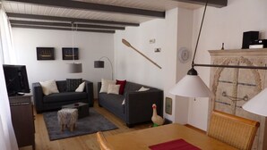 TV, DVD-spiller, bøker og stereoanlegg