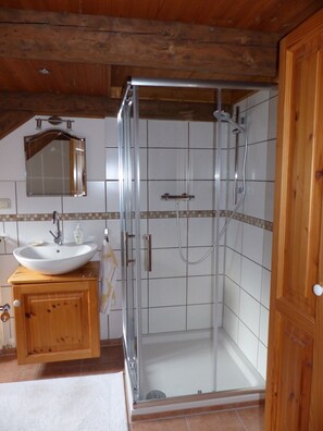 Bañera, secador de pelo, jabón