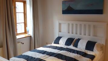 3 bedrooms, desk, free WiFi, bed sheets