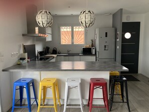 Fridge, microwave, oven, stovetop - House in Ludon Médoc, near Bordeaux, the Médoc and our beautiful beaches... (Ludon Médoc)