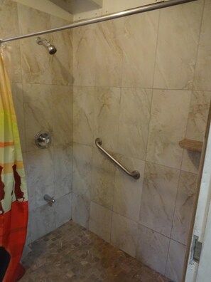 Dusche, Handtücher, Seife, Toilettenpapier