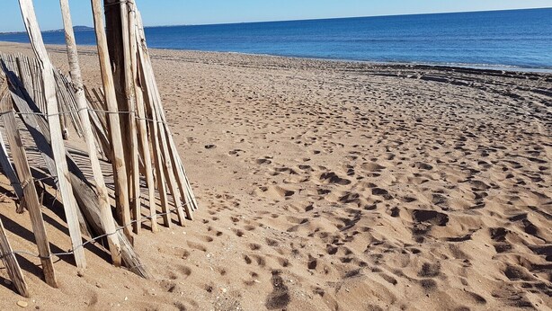A sandy beach with footprints and a wooden fence. - Holiday house for 4 people, 2 bedrooms, new conservatory, in a secured residence with pool LE... (PORTIRAGNES)