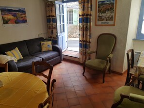 Fernseher, DVD-Player, Bücher