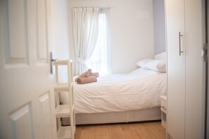 2 bedrooms, iron/ironing board, WiFi, bed sheets - Holywell Way Swords (Swords)