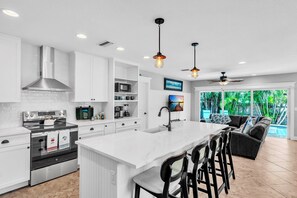 Fridge, microwave, stovetop, dishwasher