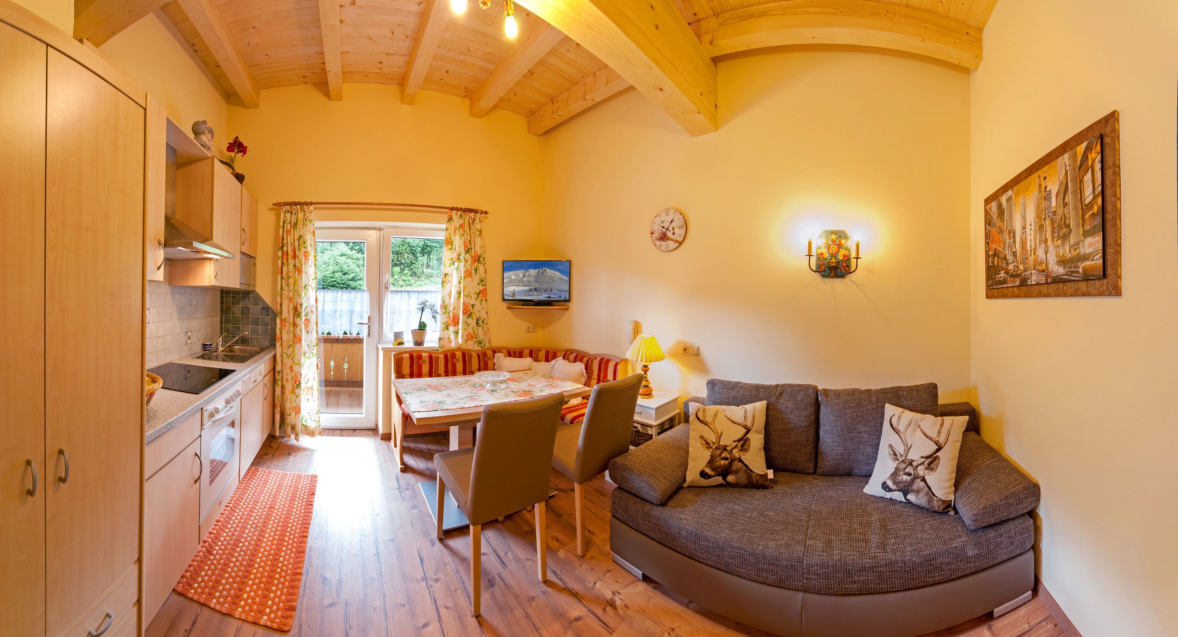 Exclusive Apartment, 2 Bedrooms, Tirol | Área de sala de estar | Televisión LCD de 32 pulgadas con canales por cable y televisión 