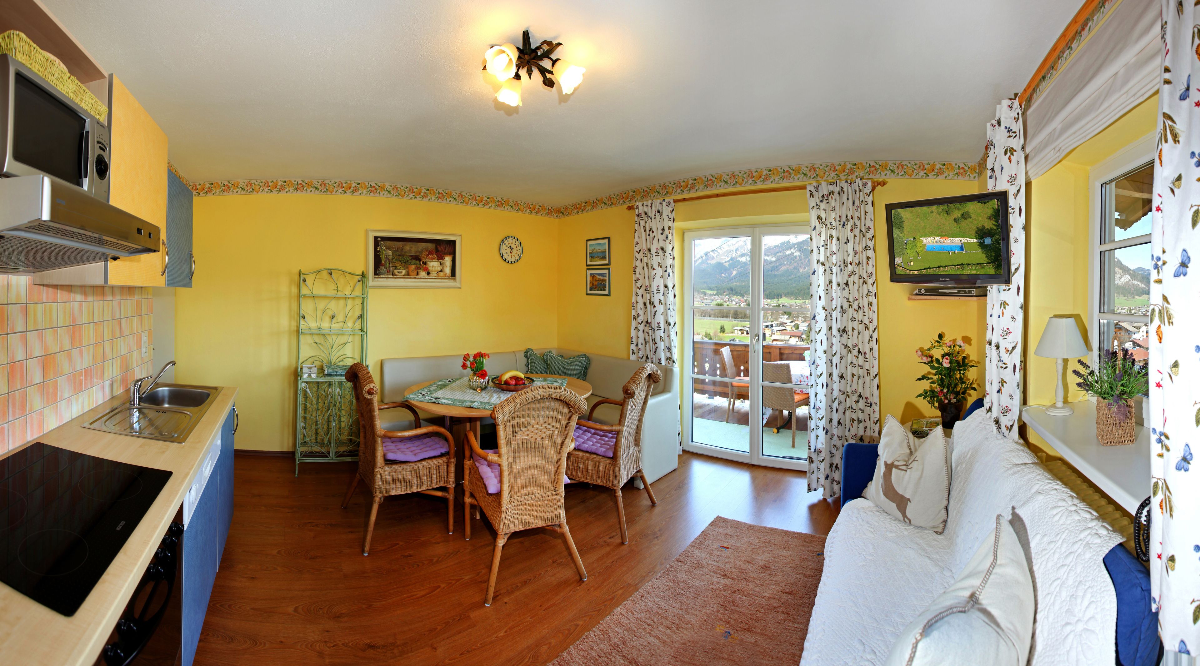 Family Apartment, 3 Bedrooms, Kaiserblick 1 | Cocina privada | Refrigerador con congelador, microondas, horno y parrilla de estufa 