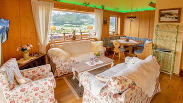 Deluxe Apartment, 3 Bedrooms, Kaiserresidenz | Living area | 32-inch LCD TV with cable channels, TV
