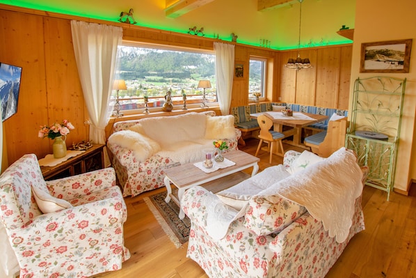 Deluxe Apartment, 3 Bedrooms, Kaiserresidenz | Living area