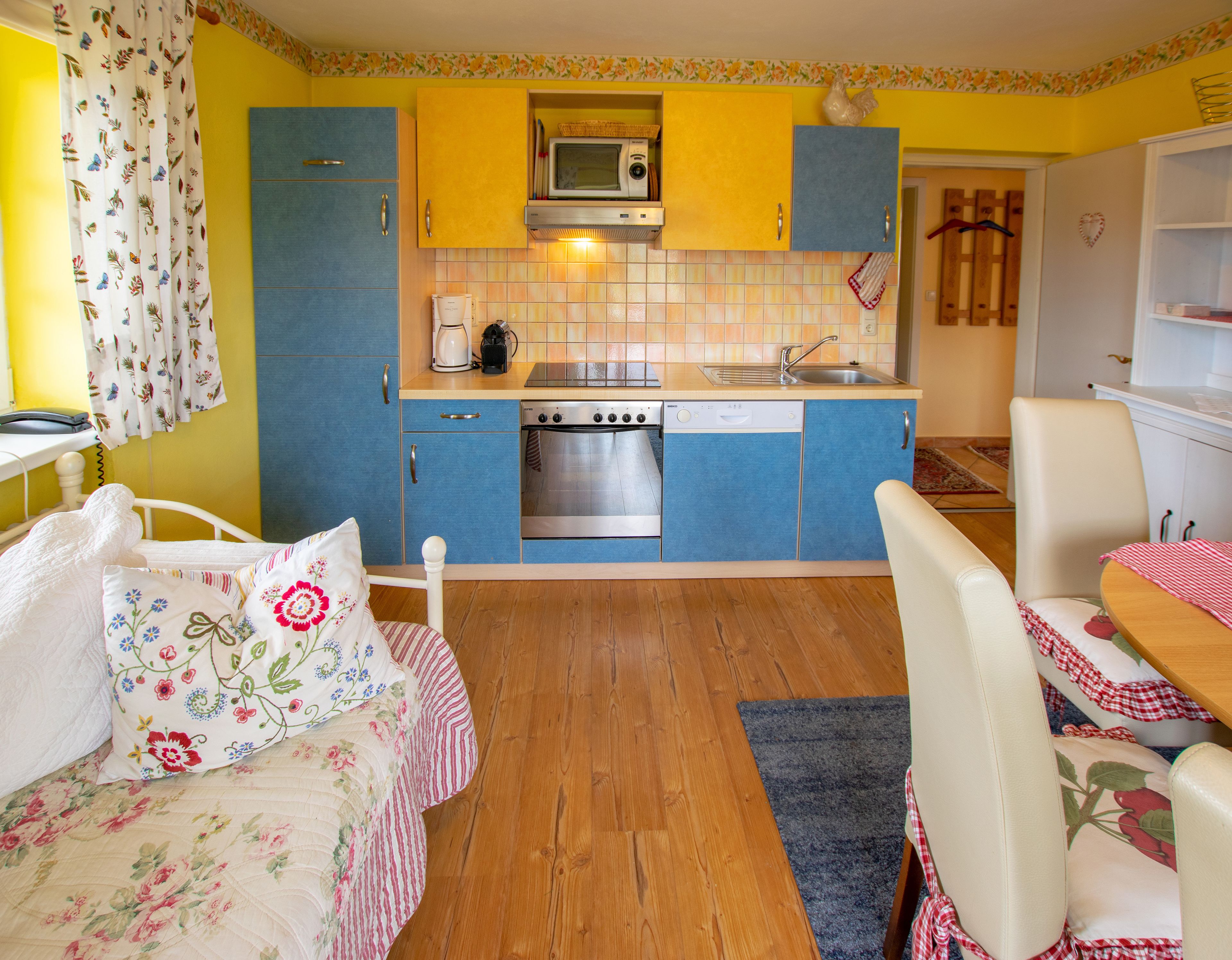 Family Apartment, 3 Bedrooms, Kaiserblick 1 | Cocina privada | Frigorífico grande, microondas, horno y placa de cocina