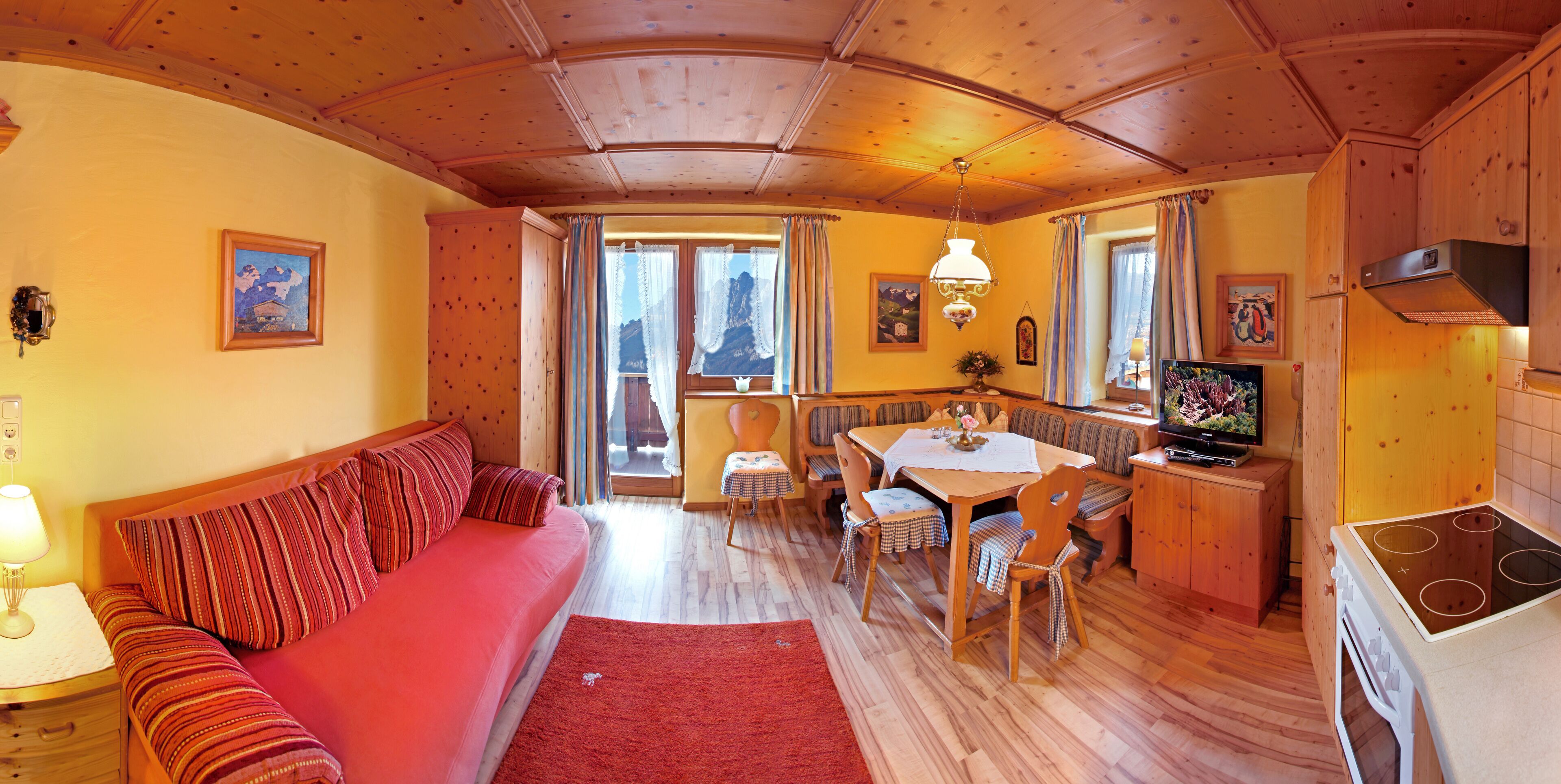 Traditional Apartment, Kitzbüheler Horn | Área de sala de estar | Televisión LCD de 32 pulgadas con canales por cable y televisión 