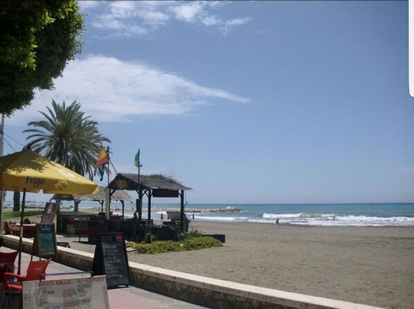 En la playa y camastros