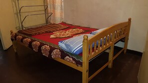 Kamar Double, Bebas Asap Rokok, pemandangan kebun | Brankas, meja kerja, kedap suara, dan setrika/meja setrika