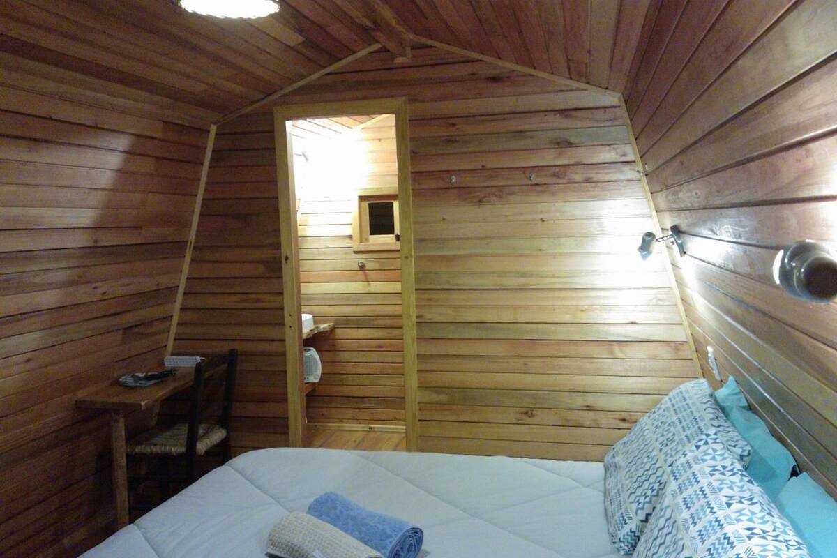Romantic Cabin, Garden View | Premium bedding, pillowtop beds, desk, blackout drapes