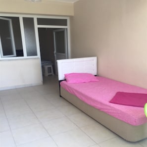 1 bedroom, in-room safe, desk, iron/ironing board - Ada Pansiyon (Samandagi)