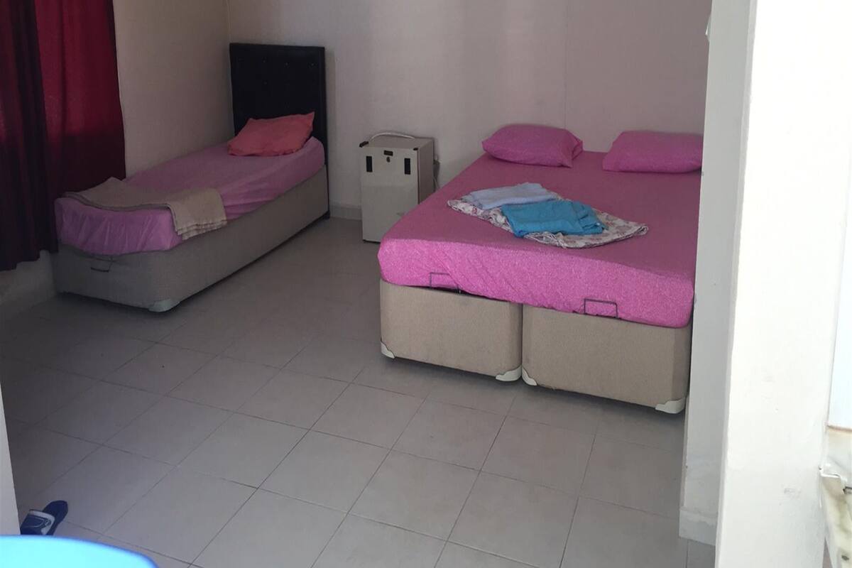 1 chambre, coffre-fort, bureau, fer et planche à repasser
