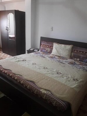 Quarto casal, 1 cama Queen | Escrivaninha, cortinas blackout, roupa de cama
