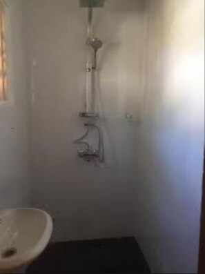 Doppia Standard, 1 letto matrimoniale | Bagno | Doccia, soffione a pioggia, set di cortesia gratuito, asciugamani