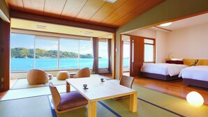 Suite Japanese-Western-Style-Room with 10 Tatami mats - Indoor Bath - Non-Smoking | Safe på rommet og blendingsgardiner