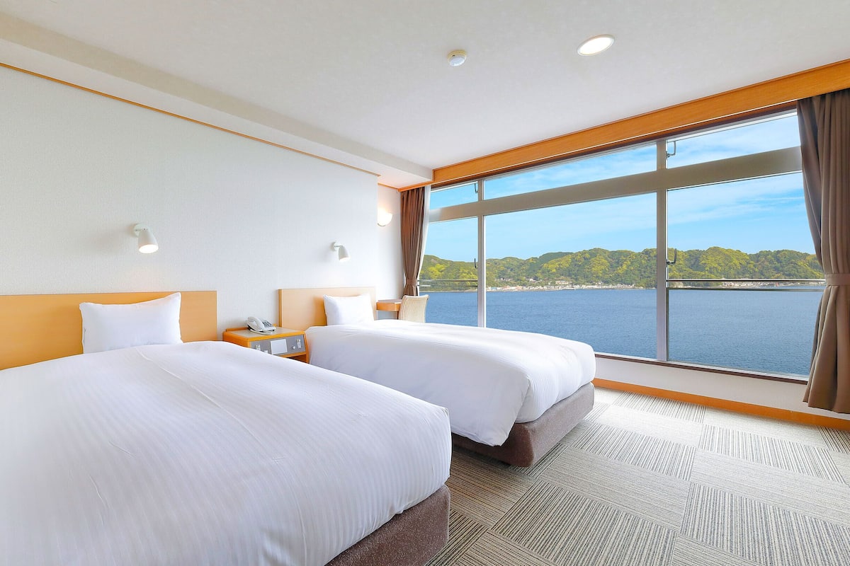 Standard Japanese-Western-Style-Room with 8 Tatami mats - Indoor Bath - Non-Smoking | Cofres nos quartos, cortinas blackout