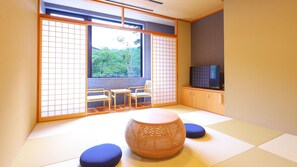 Standard Japanese-Style-Room with 8 Tatami mats - Shared Bathroom - Non-Smoking | Caja fuerte, wifi gratis, ropa de cama
