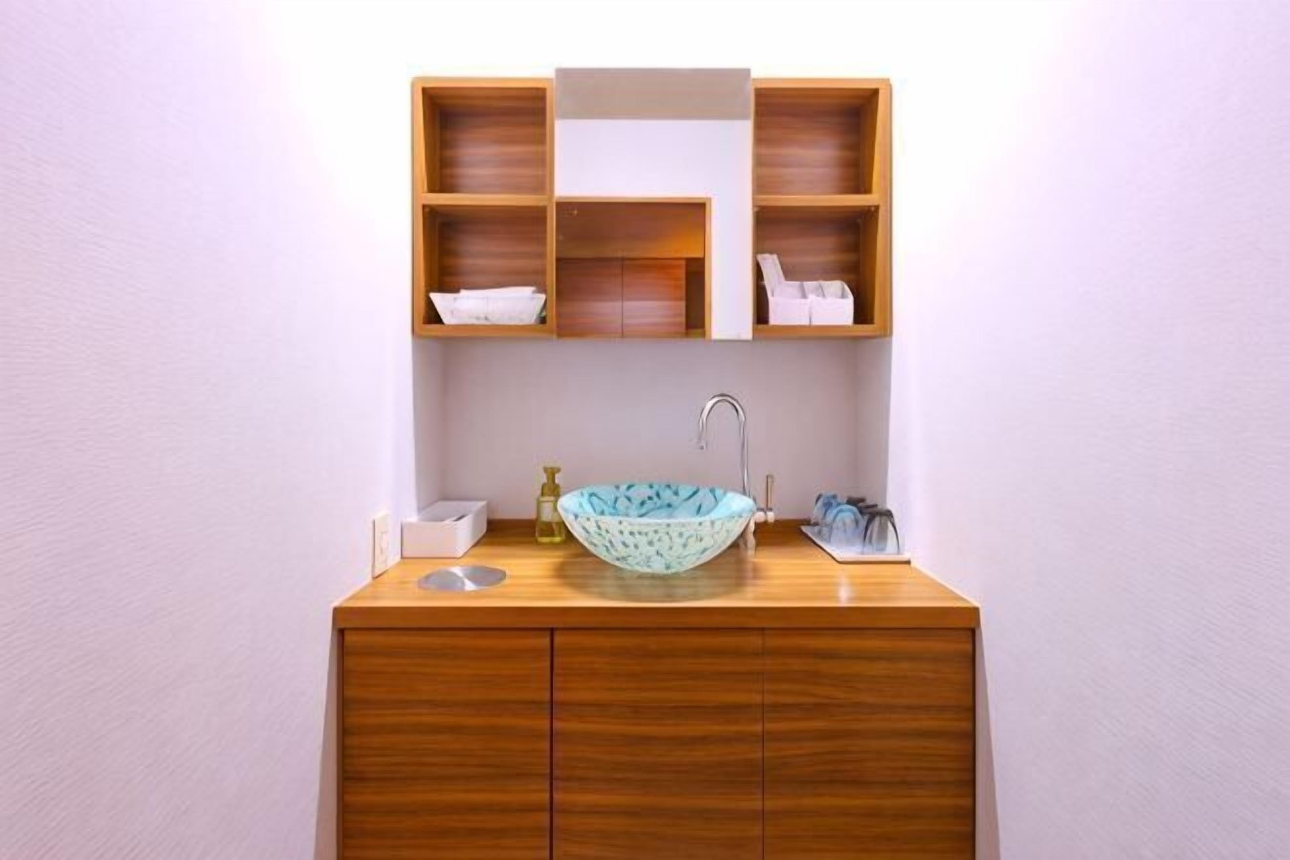Baño | Zapatillas, bidé electrónico y toallas