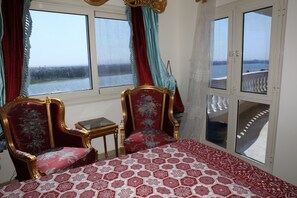 3 bedrooms, in-room safe, iron/ironing board, WiFi - Luxurious and Panoramic Nile view. (Cairo)