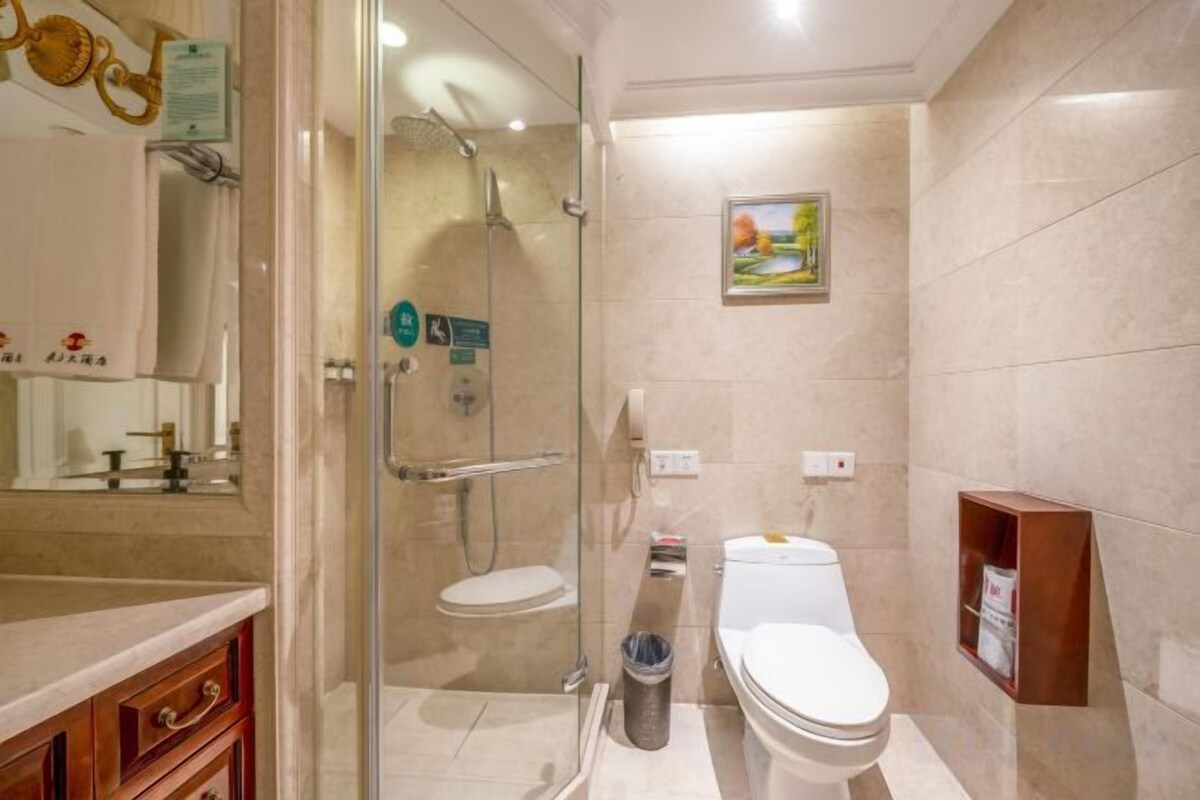 Dusche, kostenlose Toilettenartikel, Haartrockner, Hausschuhe