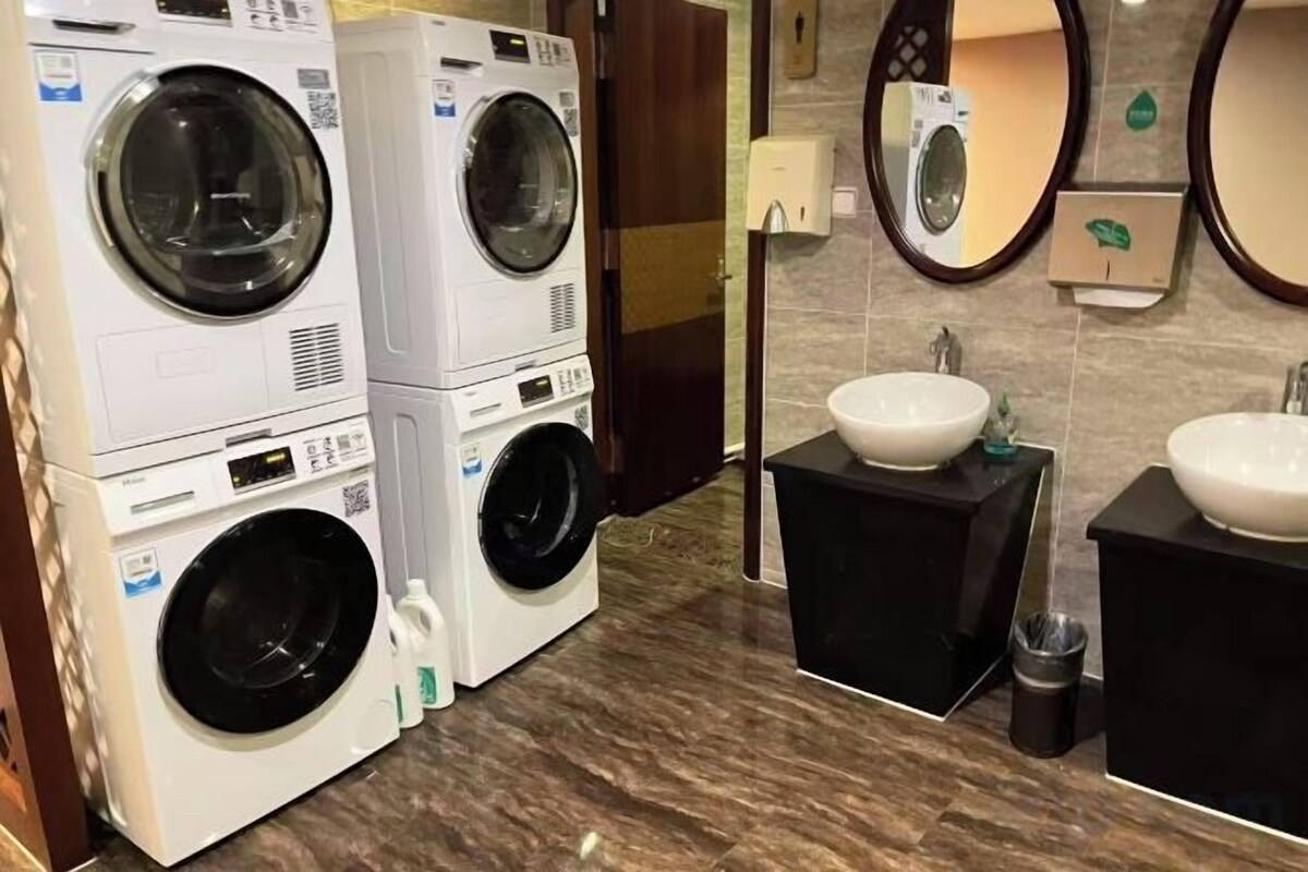 Badezimmer | Dusche, kostenlose Toilettenartikel, Haartrockner, Hausschuhe